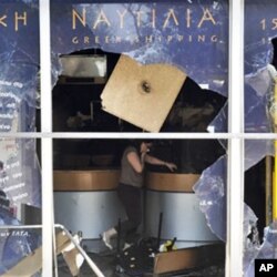 抗議者破壞了財政部一樓的郵電局