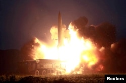 朝中社8月7日公佈的北韓導彈試射照片。