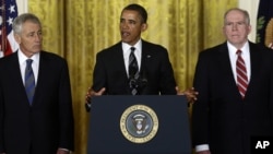 奥巴马总统1月7日在白宫提名前参议员哈格尔（左）出任国防部长，他的副国家安全顾问布伦南（右）出任中央情报局长