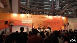 书展上作家与读者互动(美国之音申华拍摄)