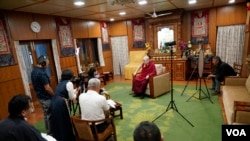 西藏精神領袖達賴喇嘛在達蘭薩拉接受美國之音專訪。 (2019年6月11日)