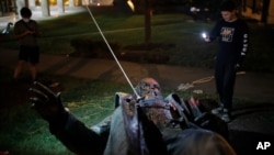 在美國首都華盛頓，唯一的一座南北戰爭時期南方邦聯將軍艾伯特·派克（Albert Pike) 的高3.4公尺的雕像被綁上鐵鍊，搖搖晃晃的從大理石座上向後方向拉下。隨後，示威者在雕像上放火。