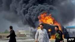 2014年8月21日: 北約供給油罐車燃燒