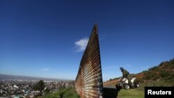 2017年2月17日，一名美國邊境巡邏員在美墨邊境進行檢查。