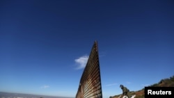 2017年2月17日，一名美国边境巡逻员在美墨边境进行检查。