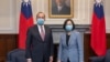 台湾总统蔡英文（右)2020年8月10日在总统府与来访的美国卫生部长阿扎尔合影 （台湾总统府提供)