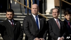 马修·惠特克(中)