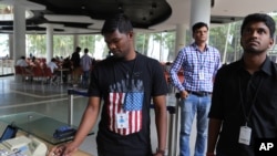 印度的技术公司印孚瑟斯(Infosys)的一名员工穿着带有美国国旗图案的衣服买饭票