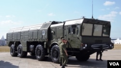 今年8月俄罗斯武器出口展上的伊斯康德尔式战术导弹系统，俄罗斯已把这种先进导弹部署在俄中边境地区。（美国之音白桦拍摄）