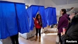 在宾州的总统选举日，一名选民投完票后离开投票机。（2016年11月8日）