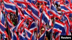 泰國反政府示威者在曼谷手持國旗遊行向一個特別調查部門