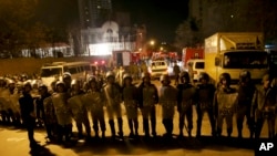 面对示威群众，伊朗保安人员守护沙特阿拉伯住伊朗使馆（2013年1月3日）