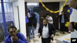 ຄົນພາກັນແລ່ນຫລັງຈາກ ຜູ້ສະໝັກເປັນປະທານາທິບໍດີ ທ່ານເຟິນັນໂດ ວິລລາວິເຊັນຊິໂອ ຖືກຍິງ ແລະເສຍຊີວິດ ຫລັງຈາກການໂຄສະນາຫາສຽງຢູ່ນອກໂຮງຮຽນ ໃນເມືອງກິໂຕ ປະເທດເອກົວດໍ ມັນທີ 9 ສິງຫາ 2023