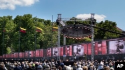 立陶宛民眾在維爾紐斯舉行蘇聯佔領波羅的海國家大規模驅逐迫害當地民眾暴行80週年的紀念集會。 （2021年6月14日）