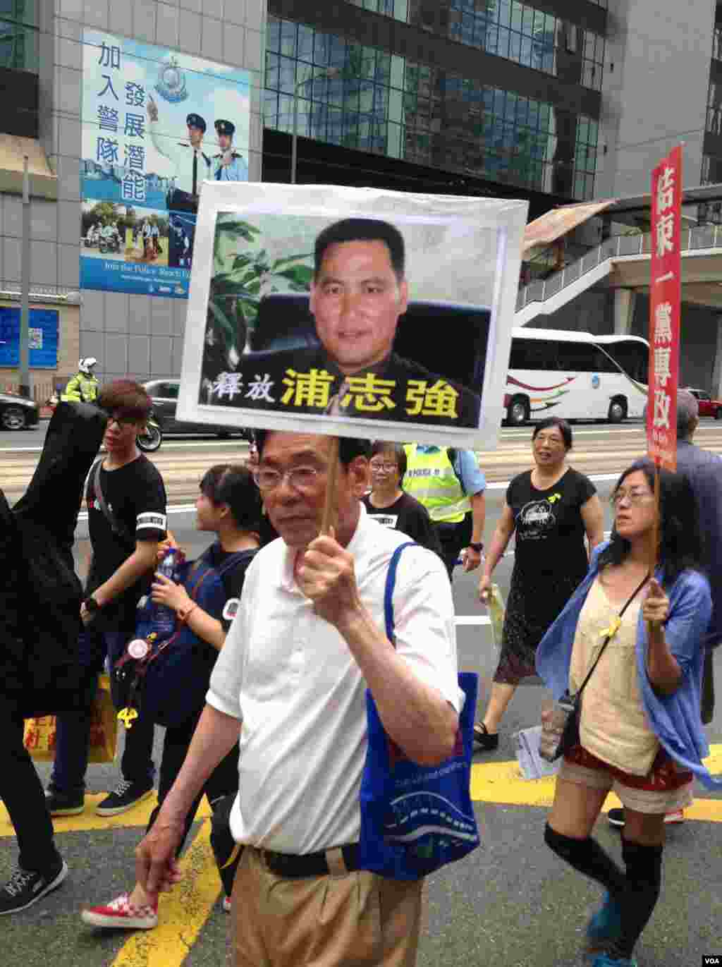 香港市民参加“支联会”举办的六四爱国民主大游行（美国之音海彦拍摄）