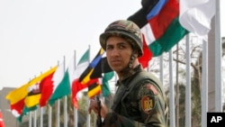 一名埃及總統衛隊士兵星期三在開羅為伊斯蘭合作組織第12屆首腦會議站崗