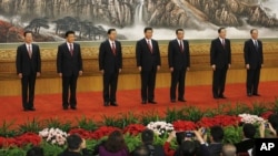 2012年11月15日中共中央新常委集體在人民大會堂亮相。左起：張高麗、劉云山、張德江、習近平、李克強、俞正聲和王岐山