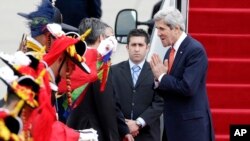 美国国务卿克里（右）2013年4月12日抵达韩国首都首尔军用机场时受到迎接