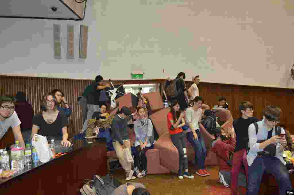 堵住出口不讓警察進（美國之音申華拍攝）