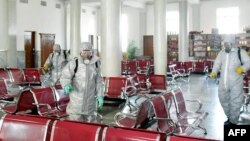 朝鲜官方朝中社2020年2月15日发布的照片显示，身穿防护服的人员在朝鲜一个没有说明的地点喷洒消毒剂以防范新冠病毒。