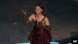 Зои Салдана плачет на сцене после получения премии "Оскар" в номинации "Лучшая женская роль второго плана"