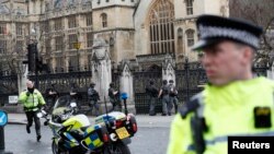 袭击事件发生后，警察守卫在伦敦议会大楼外