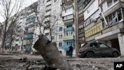 乌克兰港口城市马里乌波尔的公寓楼附近的导弹残骸