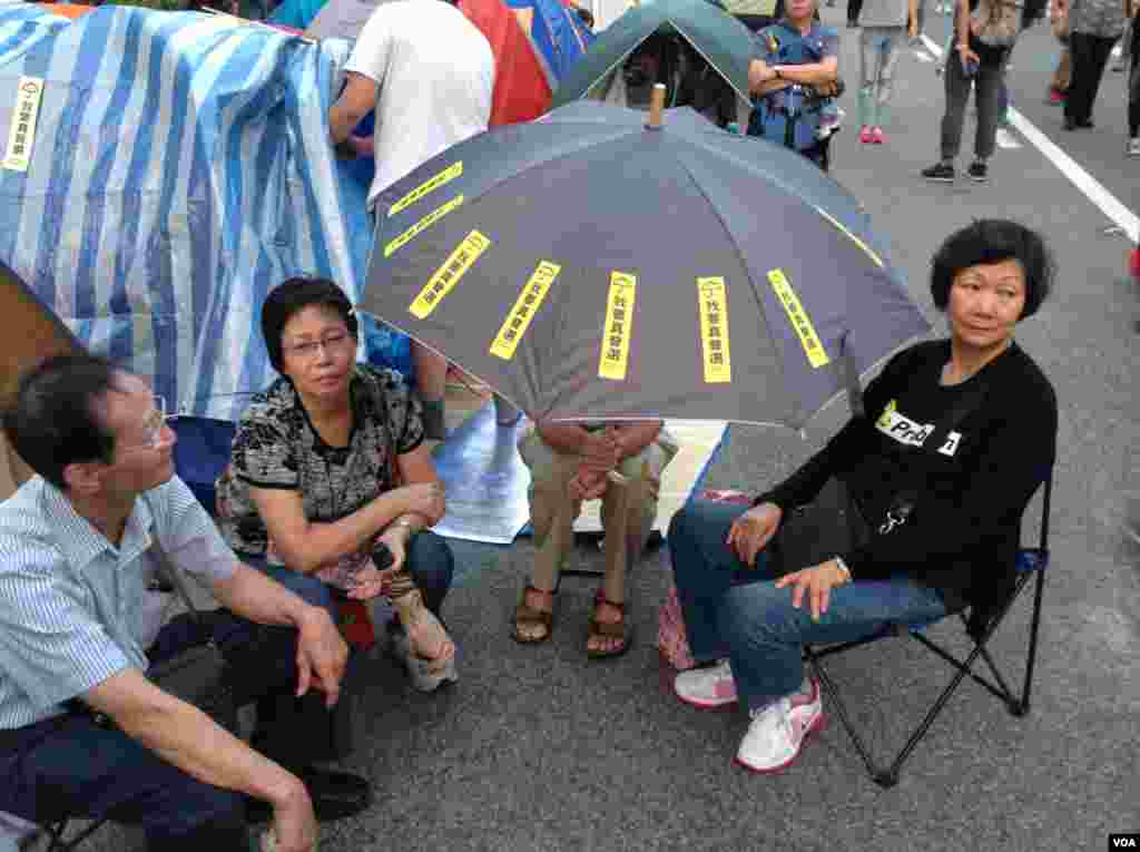 數以千計港人在金鐘佔領區舉傘默立87秒，紀念佔領運動滿月（美國之音海彥 拍攝） 