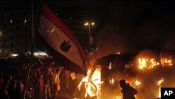 星期一示威者在開羅解放廣場焚燒政府安全部隊裝甲車輛