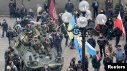 反对亚努科维奇的乌克兰民众2月27日聚集在基辅国会大楼外