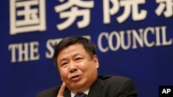 中國財政部副部長朱光耀在北京國務院新聞辦公室就美中貿易問題舉行的記者會上講話。（2018年4月4日）