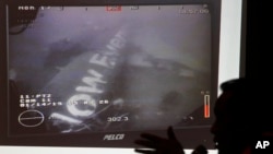 新加坡海軍提供的照片顯示在爪哇海海底的墜毀客機殘骸