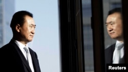 中国首富、万达集团董事长王健林2012年12月3日在他的办公室接受采访时摆好姿势让记者拍照。（资料照片）