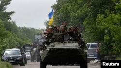 5月22日乌克兰军人抵达遭受攻击的军队检查站