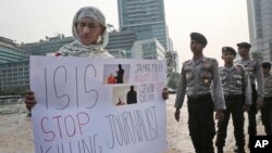 數十位民眾聚集起來抗議