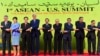 代表美国总统奥巴马的国务卿克里（左四）、越南总理阮晋勇（左三）和其他东盟国家领导人参加第一届东盟-美国峰会。