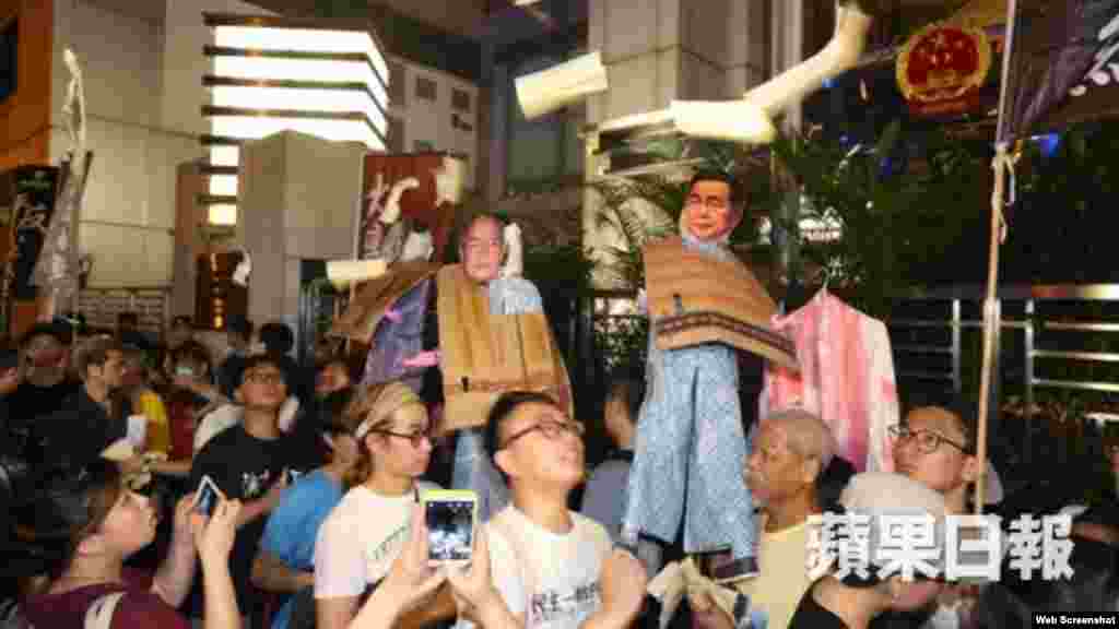 约500港人维园悼念六四后游行至中联办抗议(苹果日报图片)