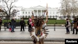 白宫和围栏，有美国原住民在外面示威