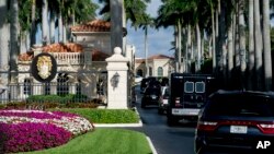 Кортеж президента США Дональда Трампа прибывает на частный гольф-курорт в Уэст-Палм-Бич. Флорида. 19 февраля 2018 г.