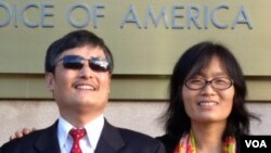 2013年1月31日，陳光誠和妻子袁偉靜在美國之音總部。（美國之音寶申拍攝）