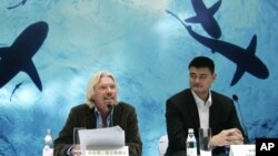 英國億萬富翁理查德‧布朗森和姚明在上海舉行的反對吃魚翅運動記者會上（2011年9月22日）
