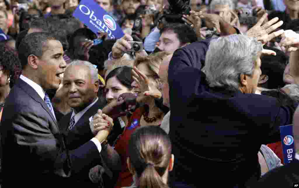 2008年1月10日，还是总统候选人的奥巴马在克里陪伴下在南卡罗来纳州竞选拉票。克里在这里宣布支持奥巴马。