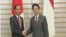 在日本訪問的印尼總統佐科·維多多（左）與日本首相安倍晉三握手。（視頻截圖）