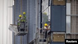 ​ກຳ​ມະ​ກອນ​ເຮັດ​ວຽກ​ຢູ່​ສະ​ຖານ​ທີ່​ກໍ່​ສ້າງ​ຕຶກ​ອາ​ພາດ​ເມັ້ນ​ໃນ​ນະ​ຄອນຫຼວງ ປັກ​ກິ່ງ, ຈີນ 29, ກໍ​ລະ​ກົດ 2023