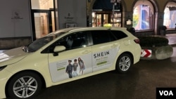 停在德國慕尼黑老城格拉根瑙區的一輛計程車上展示的快時尚電商希音(Shein)的開學促銷廣告。 (2024年10月18日)