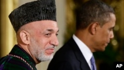 阿富汗总统卡尔扎伊与美国总统奥巴马在白宫联合举行记者会。（2013年1月11日）