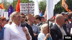 前总理卡西亚诺夫（左一）在2013年6月莫斯科的一次反政府集会上。（美国之音白桦拍摄）