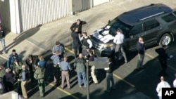 2013年12月13日,美國科羅拉多州阿拉珀霍高中發生槍擊事件之後，警方在現場進行調查。