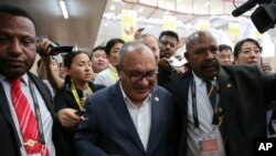 布亞新幾內亞總理奧尼爾在APEC結束後受到記者追問（美聯社）