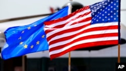 美國和歐盟的旗幟。